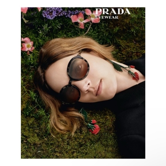Prada Sunglasses
PRADA Authentic Women's Oval
Sunglasses and Prada Sunglass Case - Picture 1 of 16